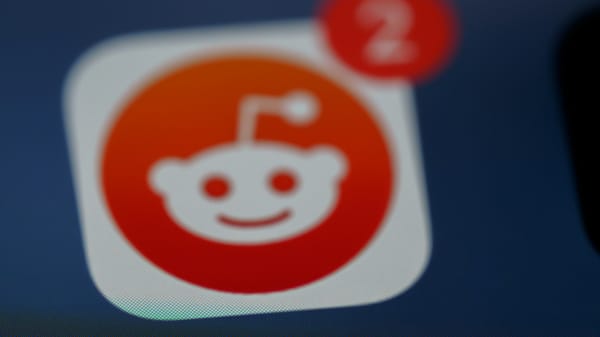 Reddit tests AI-powered shopping carousels in search results post image